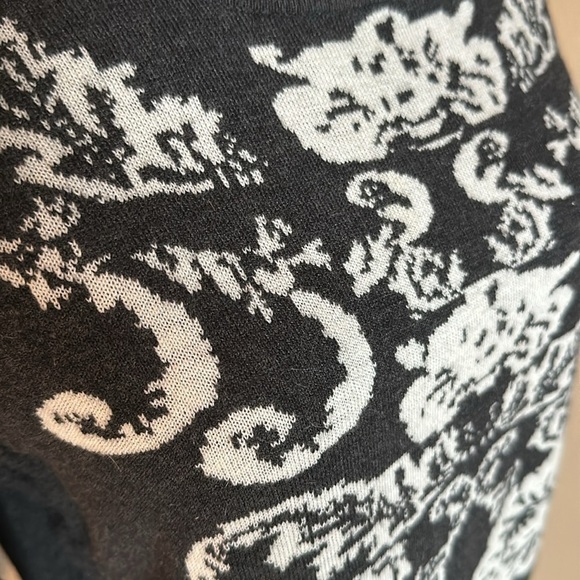 Elegant Charcoal Gray and White Floral Sweater Dress - Picture 5 of 8